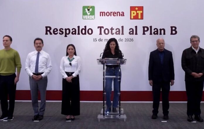 Dirigentes de Morena, el Partido Verde y el Partido del Trabajo durante un posicionamiento público en el que manifestaron su respaldo al llamado Plan B electoral.