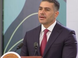 Se reduce 44 % el homicidio doloso en México Omar García Harfuch habla en un podio con el escudo nacional durante una conferencia del Gabinete de Seguridad en Palacio Nacional.