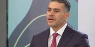 Se reduce 44 % el homicidio doloso en México Omar García Harfuch habla en un podio con el escudo nacional durante una conferencia del Gabinete de Seguridad en Palacio Nacional.