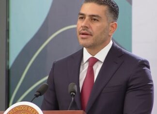 Se reduce 44 % el homicidio doloso en México Omar García Harfuch habla en un podio con el escudo nacional durante una conferencia del Gabinete de Seguridad en Palacio Nacional.