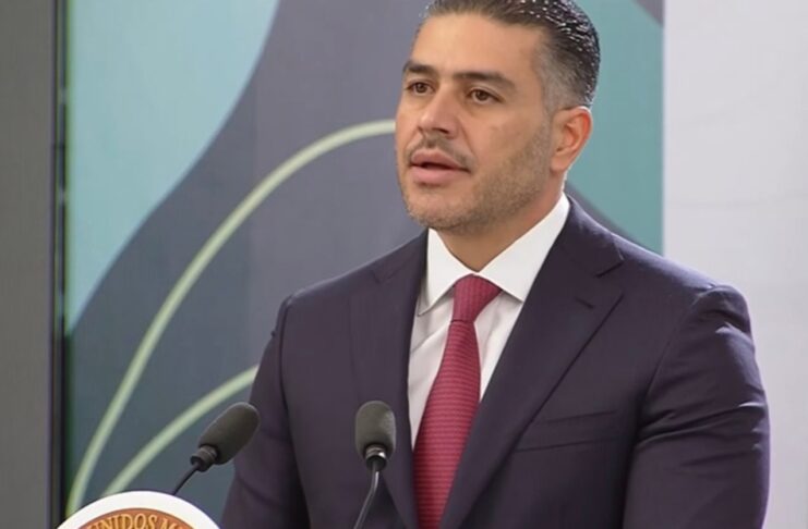 Se reduce 44 % el homicidio doloso en México Omar García Harfuch habla en un podio con el escudo nacional durante una conferencia del Gabinete de Seguridad en Palacio Nacional.