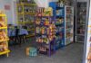 Las tienditas no solo sobreviven, sino que dominan el consumo cotidiano Tienda de abarrotes de barrio con productos básicos, refrescos y botanas exhibidos al frente.