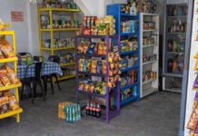 Las tienditas no solo sobreviven, sino que dominan el consumo cotidiano Tienda de abarrotes de barrio con productos básicos, refrescos y botanas exhibidos al frente.