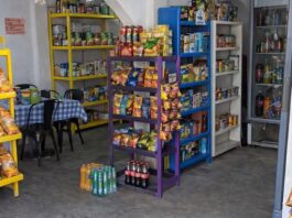 Las tienditas no solo sobreviven, sino que dominan el consumo cotidiano Tienda de abarrotes de barrio con productos básicos, refrescos y botanas exhibidos al frente.