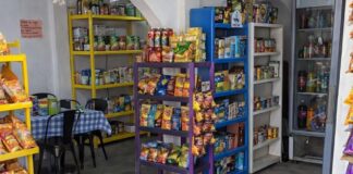Las tienditas no solo sobreviven, sino que dominan el consumo cotidiano Tienda de abarrotes de barrio con productos básicos, refrescos y botanas exhibidos al frente.
