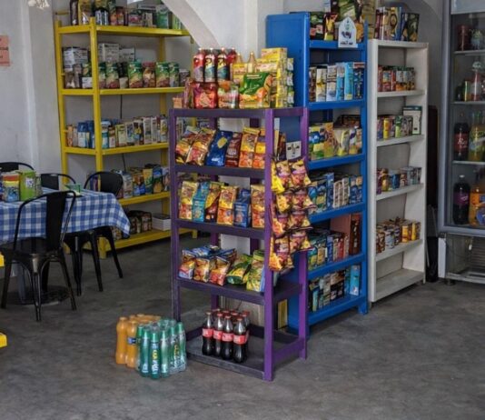 Las tienditas no solo sobreviven, sino que dominan el consumo cotidiano Tienda de abarrotes de barrio con productos básicos, refrescos y botanas exhibidos al frente.