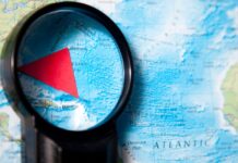 El Triángulo de las Bermudas: la ciencia entrando al territorio del mito Mapa del océano Atlántico observado con una lupa que resalta el Triángulo de las Bermudas mediante una figura triangular roja.