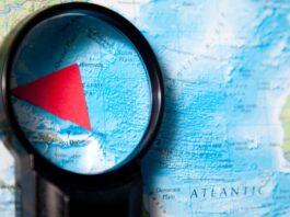El Triángulo de las Bermudas: la ciencia entrando al territorio del mito Mapa del océano Atlántico observado con una lupa que resalta el Triángulo de las Bermudas mediante una figura triangular roja.