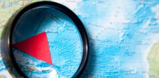 El Triángulo de las Bermudas: la ciencia entrando al territorio del mito Mapa del océano Atlántico observado con una lupa que resalta el Triángulo de las Bermudas mediante una figura triangular roja.