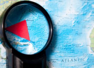 El Triángulo de las Bermudas: la ciencia entrando al territorio del mito Mapa del océano Atlántico observado con una lupa que resalta el Triángulo de las Bermudas mediante una figura triangular roja.