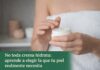 No todas las cremas hidratan igual: lo que debes saber antes de comprar una Persona sosteniendo un frasco de crema corporal y tomando producto con los dedos.