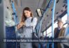 La vida cotidiana bajo presión: por qué sentimos que nunca tenemos tiempo (aunque sí lo tenemos) Mujer de pie dentro de un autobús urbano revisando su reloj, rodeada de otros pasajeros en un entorno cotidiano de transporte público.