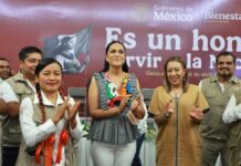 ¿Tiene Ariadna Montiel el perfil para dirigir Morena? Una posibilidad que abre más preguntas que certezas Funcionaria federal Ariadna Montiel aparece al centro de un grupo de servidores públicos durante un evento del Gobierno de México en Oaxaca, aplaudiendo frente a un fondo institucional de la Secretaría de Bienestar.