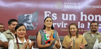 ¿Tiene Ariadna Montiel el perfil para dirigir Morena? Una posibilidad que abre más preguntas que certezas Funcionaria federal Ariadna Montiel aparece al centro de un grupo de servidores públicos durante un evento del Gobierno de México en Oaxaca, aplaudiendo frente a un fondo institucional de la Secretaría de Bienestar.