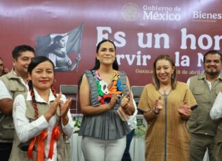 ¿Tiene Ariadna Montiel el perfil para dirigir Morena? Una posibilidad que abre más preguntas que certezas Funcionaria federal Ariadna Montiel aparece al centro de un grupo de servidores públicos durante un evento del Gobierno de México en Oaxaca, aplaudiendo frente a un fondo institucional de la Secretaría de Bienestar.