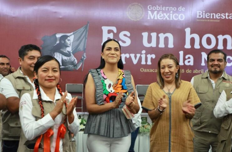 ¿Tiene Ariadna Montiel el perfil para dirigir Morena? Una posibilidad que abre más preguntas que certezas Funcionaria federal Ariadna Montiel aparece al centro de un grupo de servidores públicos durante un evento del Gobierno de México en Oaxaca, aplaudiendo frente a un fondo institucional de la Secretaría de Bienestar.