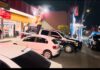 Entré a una tienda… y salí pensando en todo el sistema Patrullas de policía y agentes frente a una tienda de conveniencia iluminada durante la noche en Querétaro, tras un reporte de asalto.