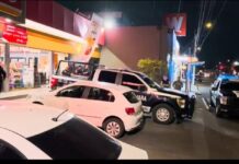 Entré a una tienda… y salí pensando en todo el sistema Patrullas de policía y agentes frente a una tienda de conveniencia iluminada durante la noche en Querétaro, tras un reporte de asalto.