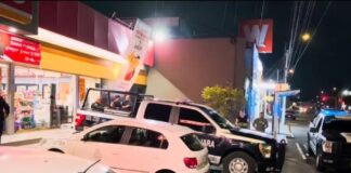 Entré a una tienda… y salí pensando en todo el sistema Patrullas de policía y agentes frente a una tienda de conveniencia iluminada durante la noche en Querétaro, tras un reporte de asalto.