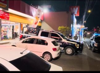 Entré a una tienda… y salí pensando en todo el sistema Patrullas de policía y agentes frente a una tienda de conveniencia iluminada durante la noche en Querétaro, tras un reporte de asalto.