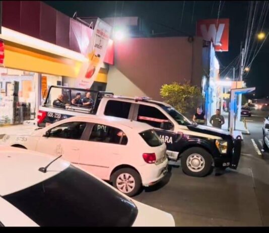 Entré a una tienda… y salí pensando en todo el sistema Patrullas de policía y agentes frente a una tienda de conveniencia iluminada durante la noche en Querétaro, tras un reporte de asalto.