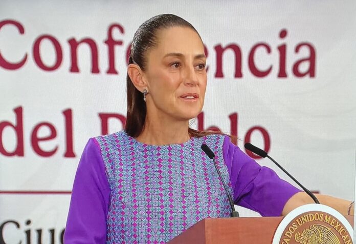 Presidenta de México durante conferencia oficial, abordando una postura institucional sobre una solicitud internacional sin pruebas suficientes.