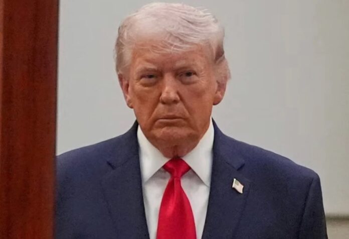 Donald Trump con gesto serio durante un contexto de tensión internacional.