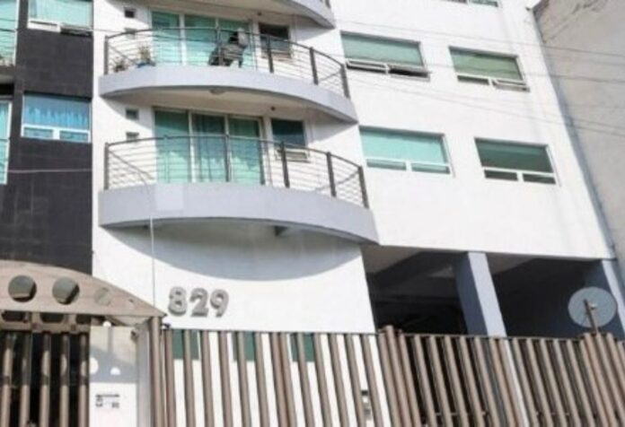 Fachada de un edificio residencial en la Ciudad de México, con balcones y portón metálico, identificado con el número 829, último lugar donde fue vista Edith Guadalupe.