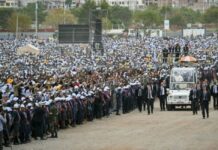 León XIV en África: una visita que busca reconciliar pueblos en medio de tensiones globales Papa León XIV en papamóvil saludando a una gran multitud durante su visita a África.