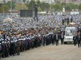León XIV en África: una visita que busca reconciliar pueblos en medio de tensiones globales Papa León XIV en papamóvil saludando a una gran multitud durante su visita a África.