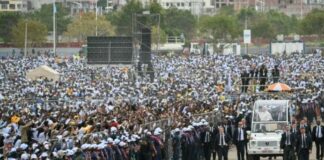 León XIV en África: una visita que busca reconciliar pueblos en medio de tensiones globales Papa León XIV en papamóvil saludando a una gran multitud durante su visita a África.