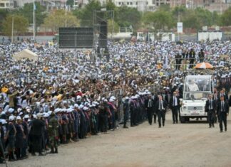 León XIV en África: una visita que busca reconciliar pueblos en medio de tensiones globales Papa León XIV en papamóvil saludando a una gran multitud durante su visita a África.