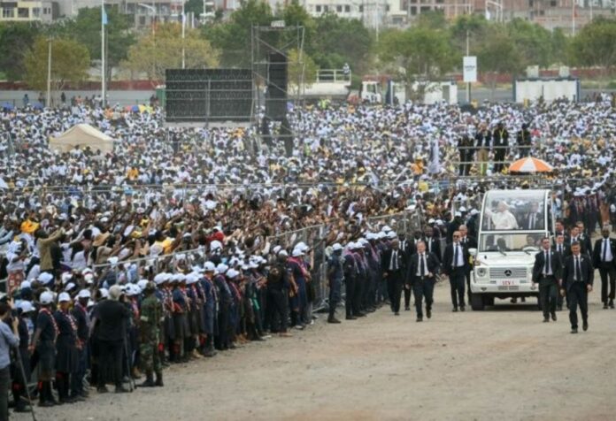 Papa León XIV en papamóvil saludando a una gran multitud durante su visita a África.