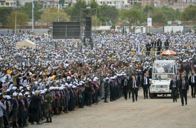 León XIV en África: una visita que busca reconciliar pueblos en medio de tensiones globales Papa León XIV en papamóvil saludando a una gran multitud durante su visita a África.