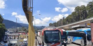 Bloqueos carreteros en México: una protesta con una demanda central y varias lecturas Bloqueo de autobuses y camiones en carretera con operadores detenidos al costado de la vía, generando tráfico vehicular.