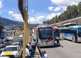 Bloqueos carreteros en México: una protesta con una demanda central y varias lecturas Bloqueo de autobuses y camiones en carretera con operadores detenidos al costado de la vía, generando tráfico vehicular.
