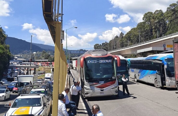 Bloqueos carreteros en México: una protesta con una demanda central y varias lecturas Bloqueo de autobuses y camiones en carretera con operadores detenidos al costado de la vía, generando tráfico vehicular.