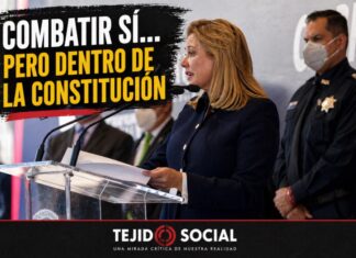 Chihuahua: lo que ocurrió… y lo que no debía ocurrir Maru Campos habla en un podio durante una conferencia oficial, acompañada por autoridades de seguridad del estado de Chihuahua.