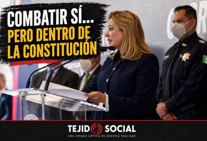 Maru Campos habla en un podio durante una conferencia oficial, acompañada por autoridades de seguridad del estado de Chihuahua.