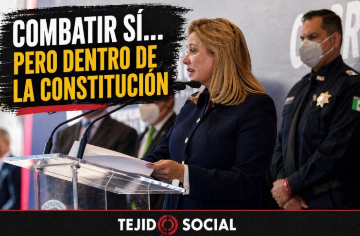 Chihuahua: lo que ocurrió… y lo que no debía ocurrir Maru Campos habla en un podio durante una conferencia oficial, acompañada por autoridades de seguridad del estado de Chihuahua.