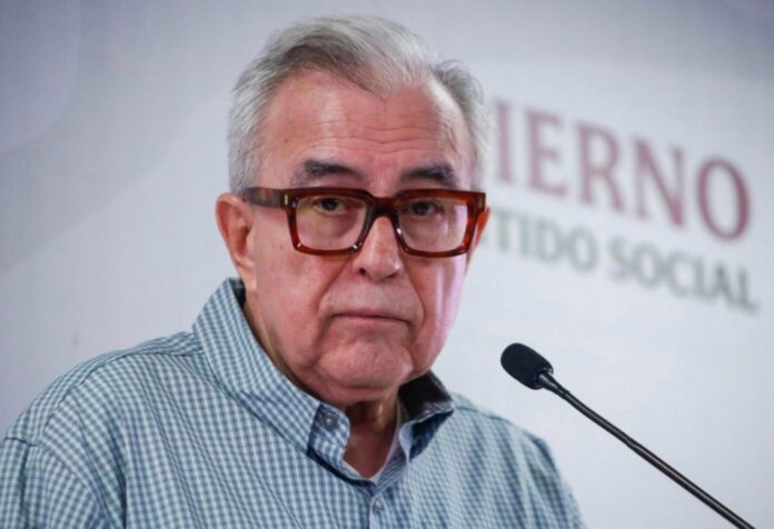 Gobernador de Sinaloa en contexto institucional mientras se analiza una acusación internacional que requiere pruebas antes de cualquier conclusión.