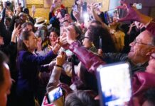 Sheinbaum llega a Barcelona entre aplausos y celulares en alto: arranca su primer viaje europeo como presidenta Presidenta Claudia Sheinbaum saludando a una multitud de personas que la reciben con celulares y aplausos en Barcelona.