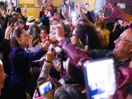 Sheinbaum llega a Barcelona entre aplausos y celulares en alto: arranca su primer viaje europeo como presidenta Presidenta Claudia Sheinbaum saludando a una multitud de personas que la reciben con celulares y aplausos en Barcelona.
