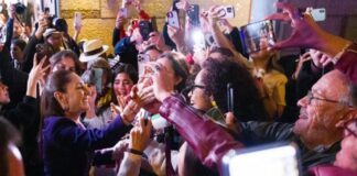 Sheinbaum llega a Barcelona entre aplausos y celulares en alto: arranca su primer viaje europeo como presidenta Presidenta Claudia Sheinbaum saludando a una multitud de personas que la reciben con celulares y aplausos en Barcelona.