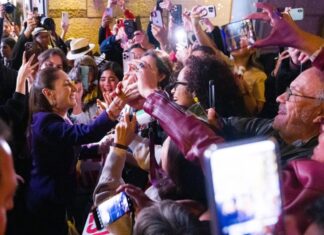 Sheinbaum llega a Barcelona entre aplausos y celulares en alto: arranca su primer viaje europeo como presidenta Presidenta Claudia Sheinbaum saludando a una multitud de personas que la reciben con celulares y aplausos en Barcelona.