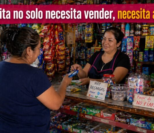 ¿Sigue siendo negocio una tiendita en México? Tienda de abarrotes en colonia mexicana con productos básicos y mostrador atendido por una persona.