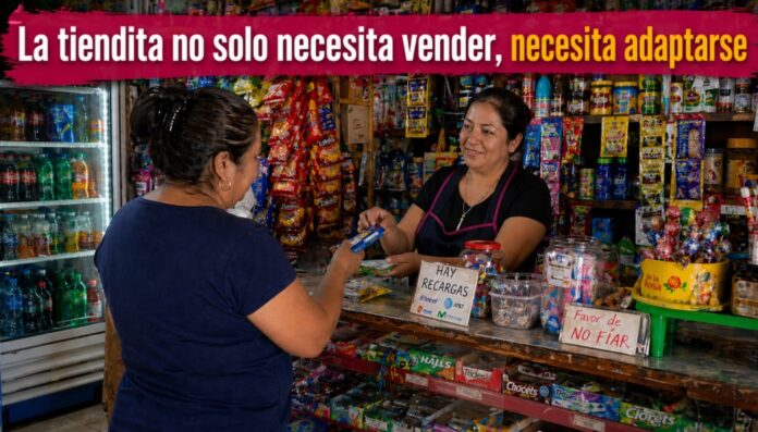 Tienda de abarrotes en colonia mexicana con productos básicos y mostrador atendido por una persona.