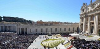 León XIV centra su mensaje pascual en la paz: “No se construye con armas, sino con encuentro” Plaza de San Pedro llena de fieles durante la celebración de Pascua, con el Papa León XIV presidiendo el mensaje desde el atrio de la basílica.