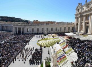 León XIV centra su mensaje pascual en la paz: “No se construye con armas, sino con encuentro” Plaza de San Pedro llena de fieles durante la celebración de Pascua, con el Papa León XIV presidiendo el mensaje desde el atrio de la basílica.