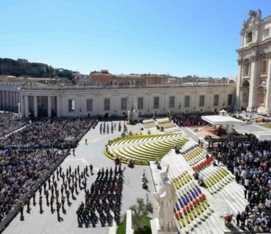 León XIV centra su mensaje pascual en la paz: “No se construye con armas, sino con encuentro” Plaza de San Pedro llena de fieles durante la celebración de Pascua, con el Papa León XIV presidiendo el mensaje desde el atrio de la basílica.